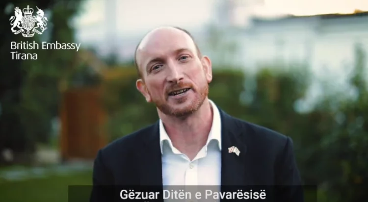 Ambasadori britanik uron shqip 110-vjetorin e pavarësisë