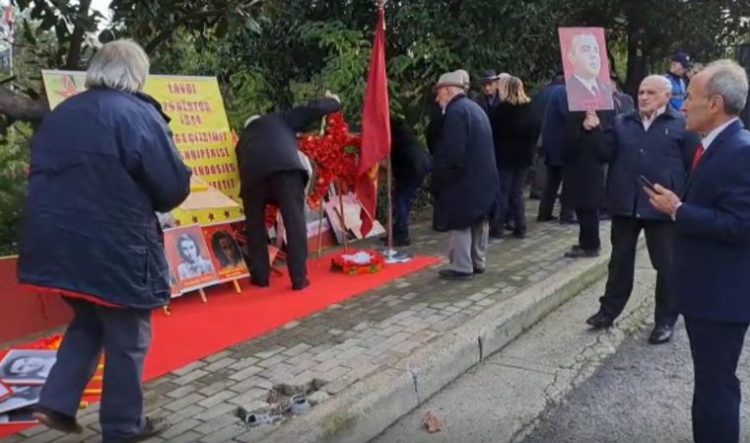 Çlirimi/ Nostalgjikët e Enverit shfaqen me portretin e diktatorit