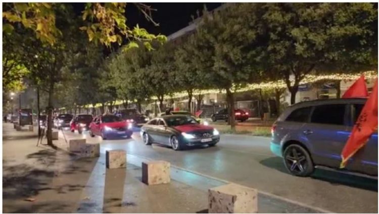FOTO/ Shqiptarët vazhdojnë të festojnë në rrugët e Tiranës