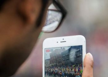 FOTO/ Maniaku filmon vajzat në Tiranë dhe i hedh në…