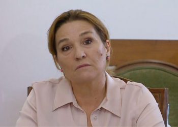 “Kush do me i flak shqiptarët?”, Açka ironizon projektin e Durrësit