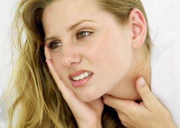 Katër mënyra për të lehtësuar dhimbjen e fytit pa medikamente