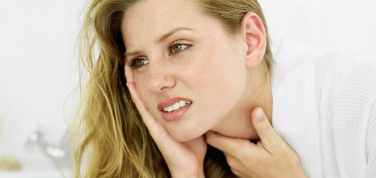 Katër mënyra për të lehtësuar dhimbjen e fytit pa medikamente