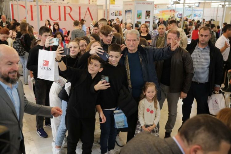 Mes të rinjve, Berisha tregon titujt e librave që bleu në Panair