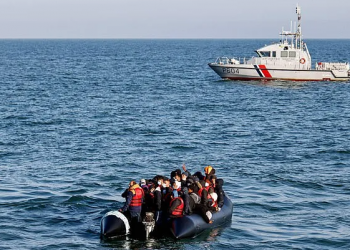 Ikën në Angli me gomone, dëbohen 26 shqiptarë