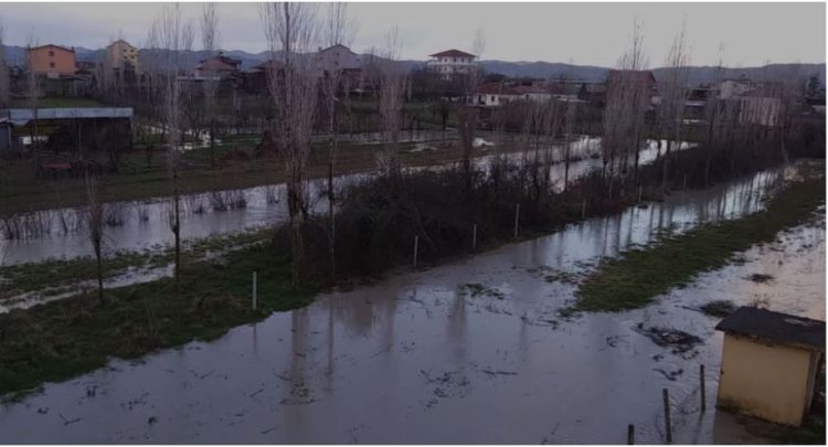 Përmbytje e madhe gjatë natës, del nga shtrati lumi Ishëm