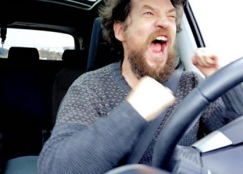 Këndoni në makinë? Ja përse duhet ta bëni më shpesh