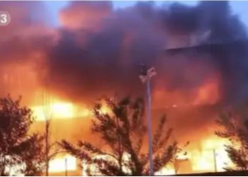 Shpërthen zjarri në një pallat, vdesin 10 persona