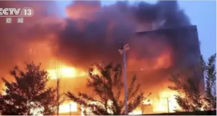 Shpërthen zjarri në një pallat, vdesin 10 persona