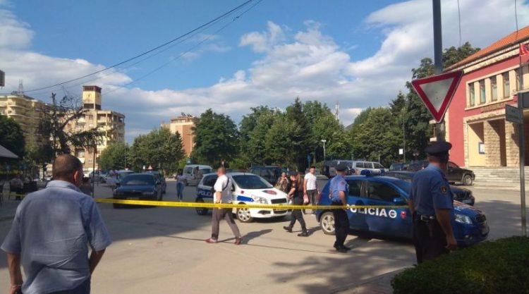 Sherr me thika në Korçë, i riu plagoset në bark