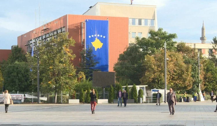 Burri shqiptar vret gruan me sëpatë dhe telefonon policinë