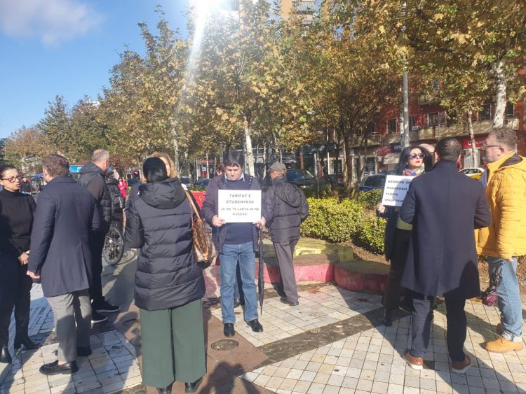 Sot miratohet buxheti, pedagogët dalin protestojnë para Kuvendit