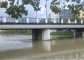 Shiu përmbyt Lezhën, lumi Drin pranë pikës kritike