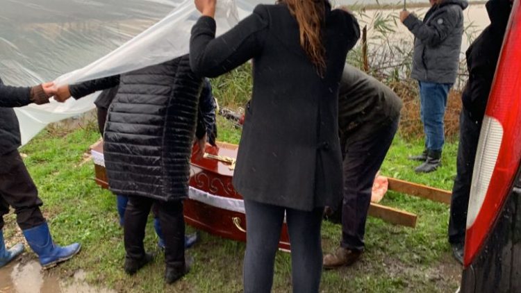 Përmbytjet në Lezhë, e ndjera transportohet me zetor