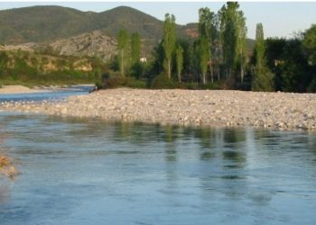 Rrezikon të mbytet në lum një person në Shkodër