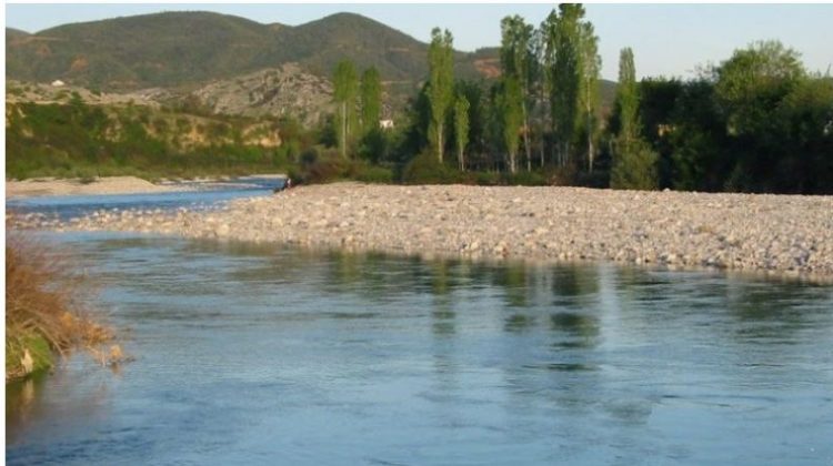 Rrezikon të mbytet në lum një person në Shkodër