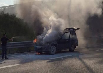 Shpërthen në flakë makina në Memaliaj, çfarë dyshohet