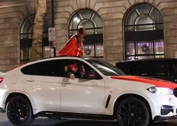 “Shkaktuan kaos”/Festa e shqiptarëve më 28 nëntor acaron britanikët