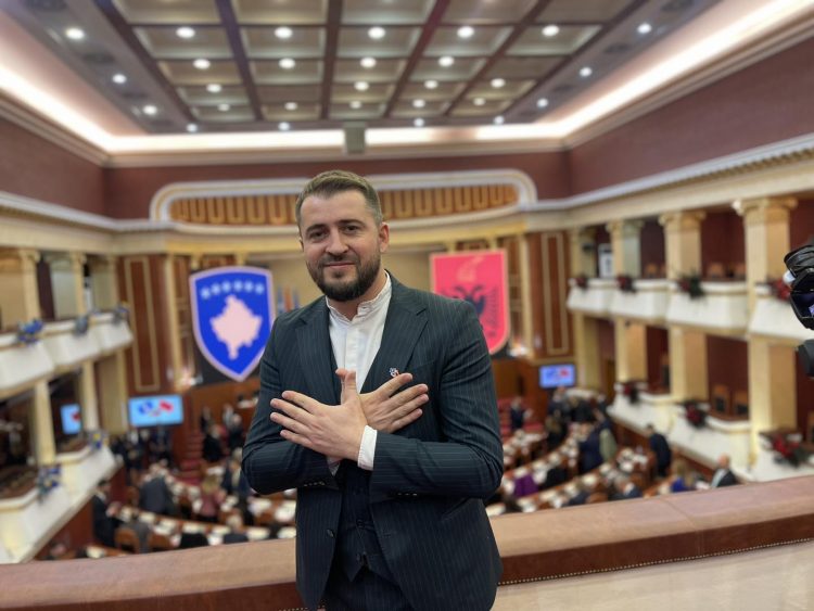 Deputeti i Kosovës bën shqiponjën: Mos harrojmë sakrificën e UÇK