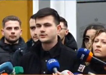 Studentët protestë te Ministria e Arsimit: Jemi në rrugë pa kthim