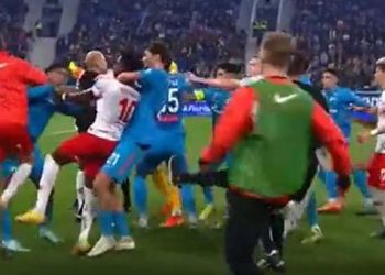 VIDEO/ Beteja e grushteve në Rusi përfundoi me 6 kartonë të kuq