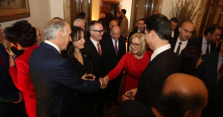 Dalin fotot/ Basha shfaqet buzagaz në prehrin e socialistëve