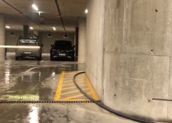 VIDEO/ Përmbytet parkimi në Tiranë