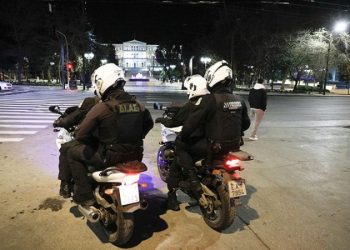 Pranga shqiptarit, me makinë të vjedhur tenton të shtypë policët