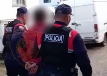 Me pistoletë në çantë, arrestohet 19-vjeçari që plagosi shokun