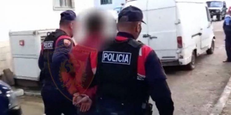 Me pistoletë në çantë, arrestohet 19-vjeçari që plagosi shokun