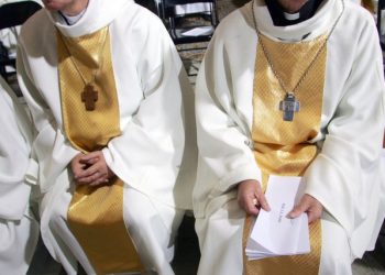 Denoncimi i 21-vjeçarit: Jam përdhunuar nga një prift për 9 vite