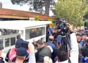 Banorët përplasen me policinë në Divjakë, thyhen xhamat e kabinës