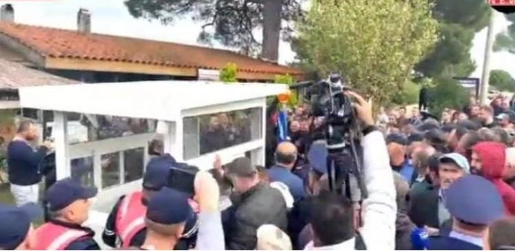 Banorët përplasen me policinë në Divjakë, thyhen xhamat e kabinës