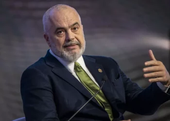 Rama mbyll shkollat, nxënësit shkojnë në takimin elektoral