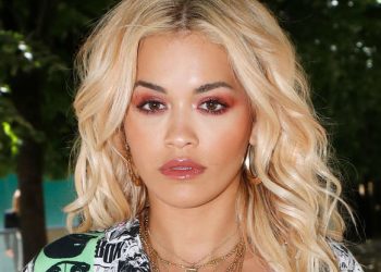 Rita Ora shfaqet “e nxehtë”, e ëma i bën komentin epik