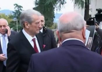 “Duhej një stendë e zezë”/ Kuvendi Kosovë-Shqipëri, reagon Berisha