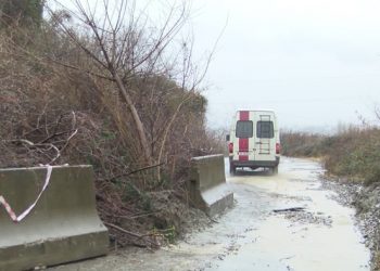 Reshjet e shiut bllokojnë rrugët në Shkodër, fshatrat pa energji