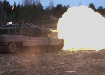 Mes tyre edhe shqiptarë, tanket e NATO-s qëllojnë ndaj forcave ruse