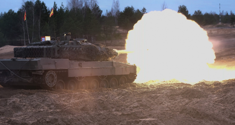 Mes tyre edhe shqiptarë, tanket e NATO-s qëllojnë ndaj forcave ruse