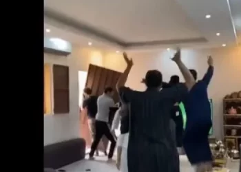 VIDEO/ Tifozi i Arabisë Saudite thyen derën nga gëzimi