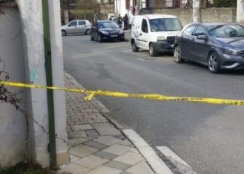 Të parkuara jashtë servisit, digjen dy makina në Vaun e Dejës