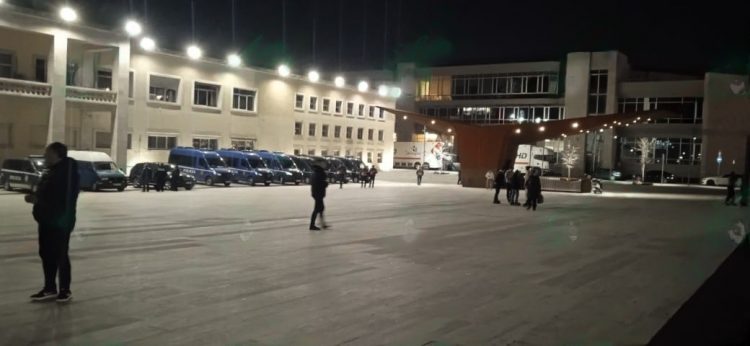 Atmosfera prag-derbi/ Forca të shumta policie në stadium