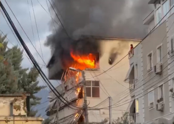 Përfshihet nga flakët pallati në Tiranë (Pamjet)