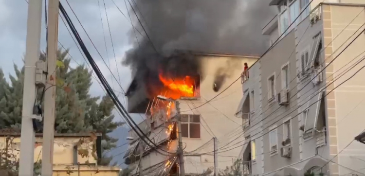 Përfshihet nga flakët pallati në Tiranë (Pamjet)
