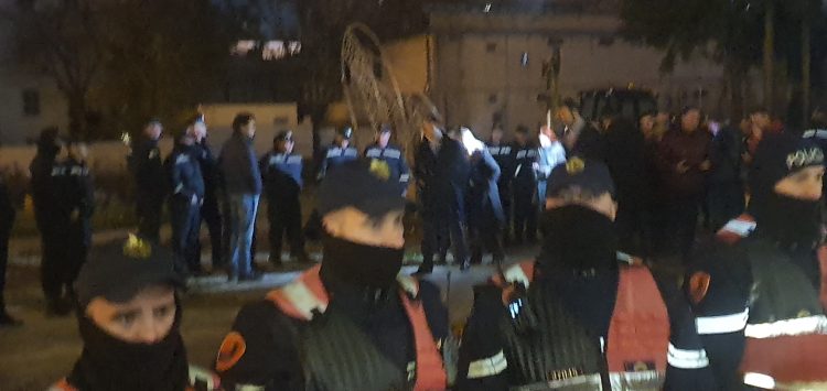 Kullë tek Teatri Kombëtar? Apel për protestë