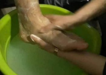 Nusja refuzon të lajë këmbët e vjehrrit, babë e bir e rrahin