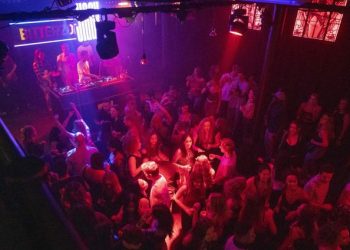 Skandali: Deputetët shfrytëzojnë misionet në Azi për turizëm seksual