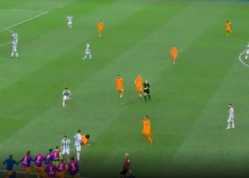 Pamjet e sherrit/ Van Dijk plas në tokë lojtarin e Argjentinës