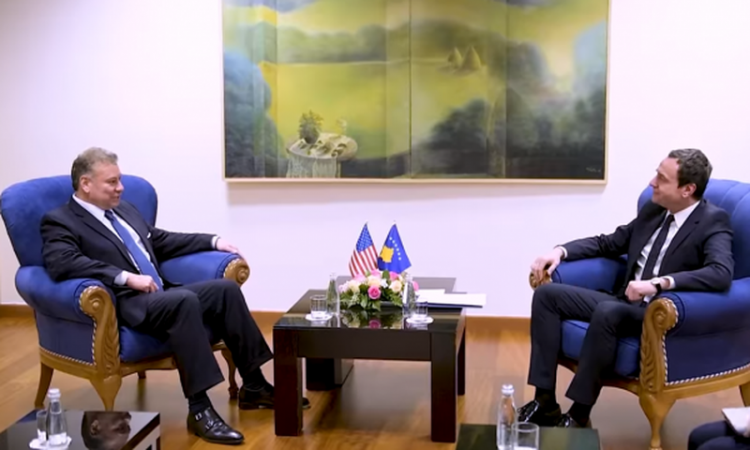 Escobar i jep “recetën” Kurtit dhe Vuçiçit për situatën në Veri