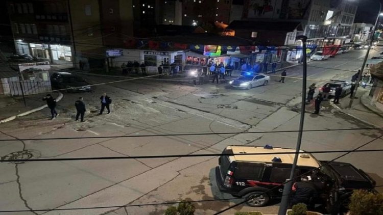 Shpërthim në Mitrovicë pranë ekipit televiziv dhe policisë